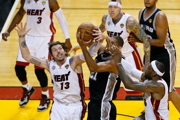 Habrá séptimo juego entre los Spurs y los Heat (30 fotos) ¡Locura total! Un juego electrizante, inolvidable, donde ambos equipos dieron una demostración inolvidable en el American Airlines Arena, manteniendo en vilo a los fanáticos en San Antonio y en Miami, primero durante los 48 minutos regulares y después en los 5 minutos de OT. .Tim Duncan, con una clásica demostración durante todo el partido, anotó más tantos en la primera mitad que la combinación de los 3 de Miami, Wade-James-Bosh 25/21, facilitando que los Spurs dominaran al Heat hasta comenzar el cuarto período, cuando Miami llevo a cabo un cambio de jugadores. Cuando solo faltaban 5 segundos para coronarse campeones los San Antonio Spurs, el incomparable Ray Allen empató el partido con un tiro de 3 puntos, forzando el OT. Con 1:43 en el reloj, LeBron James (triple/doble, 32 puntos, 11 asistencias y 10 rebotes) encaramó al Heat 101-100, y al concluir el OT, de nuevo Allen realizó una formidable jugada defensiva, dando dos puntos más al Heat, que terminó, a pesar de los umpires y para desconcierto de los comentaristas que daban el cetro a San Antonio, 103-101 sobre los Spurs. .