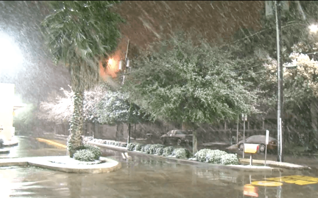 La nieve empezó a caer en Houston desde la noche del jueves y continúo cayendo lentamente hasta horas de la madrugada.