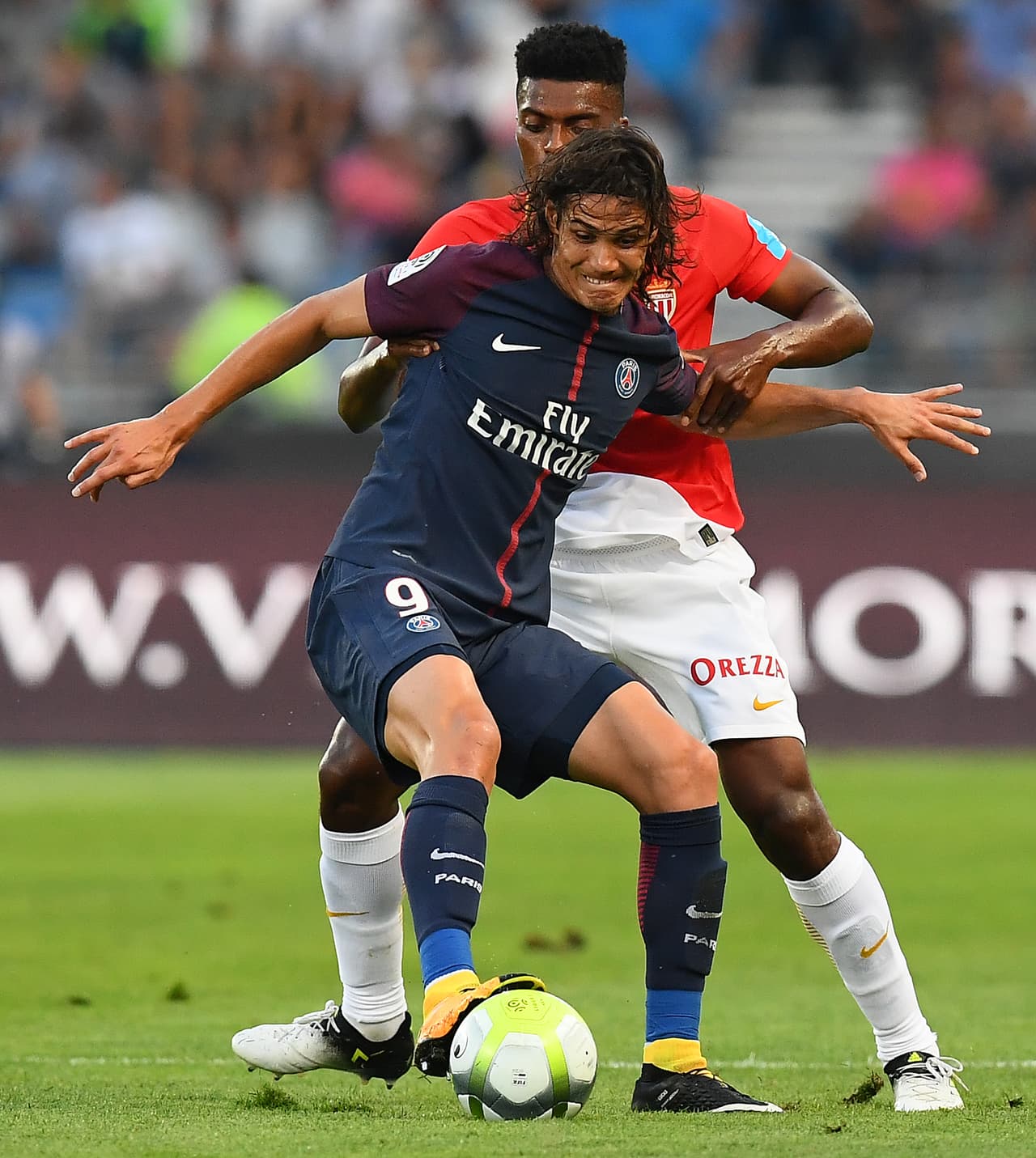 Cavani tuvo una muy clara a pase de Kurzawa, pero Jemerson logró barrirse a tiempo para desviar la pelota al tiro de esquina.