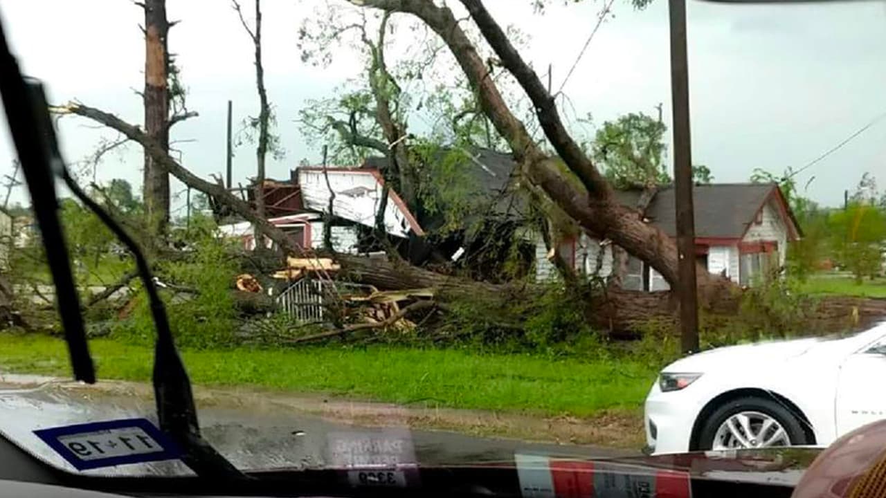 Reportan 12 personas heridas luego de que un tornado supuestamente tocó tierra en un poblado del centro de Texas
