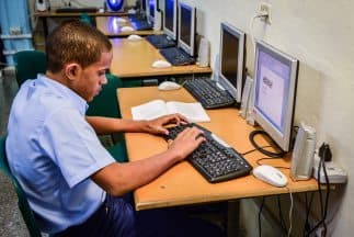 Distritos escolares de Houston implementan programas de clases en línea este lunes 