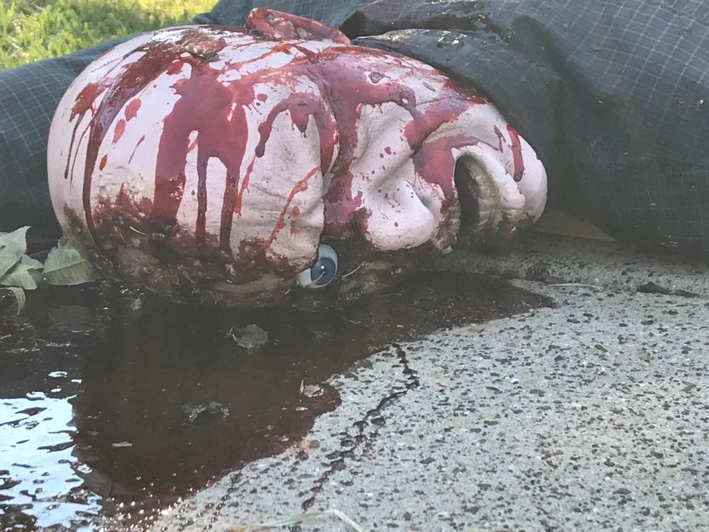 Los supuestos cadáveres también aparecen sobre la entrada del patio.
<br>