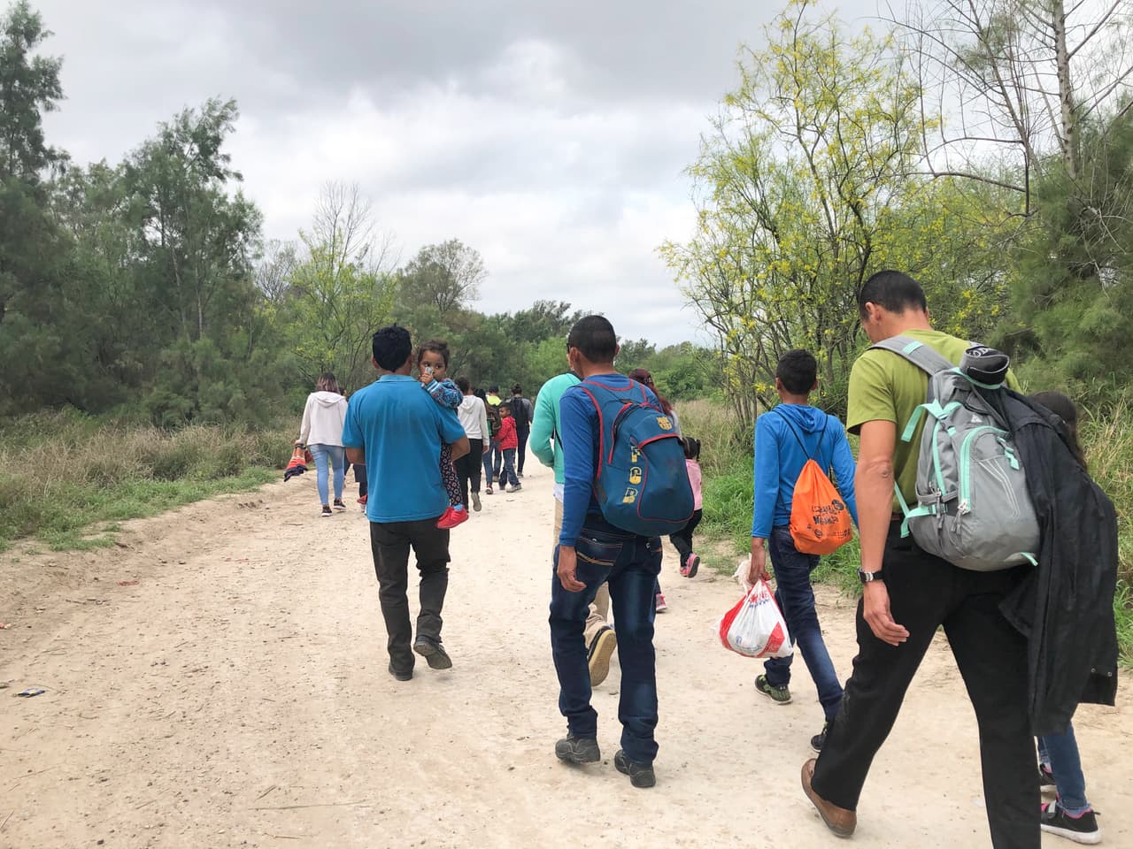 Lo que permite que la mayoría de migrantes que llegan a EEUU con un niño no sean deportados de manera inmediata son dos normas de protección de la infancia: una ley de 2008 para la prevención del tráfico humano (TVPRA) y el Acuerdo Judicial Flores de 1997, que prohíbe al gobierno privar de libertad a menores de edad en centros de detención. Gracias a ellas, venir de la mano de un niño se convierte prácticamente en una garantía para la liberación del padre o tutor que lo acompaña.