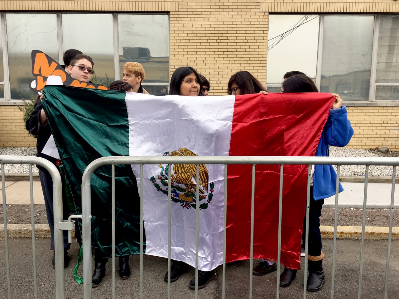 Con símbolos como la bandera de México y con consignas como "Trump, escucha, estamos en la lucha" y "aquí estamos y no nos vamos", la manifestación que convocó la organización Make the Road resaltó la importancia de enfrentar en comunidad cualquier acción del gobierno del presidente Donald Trump.
