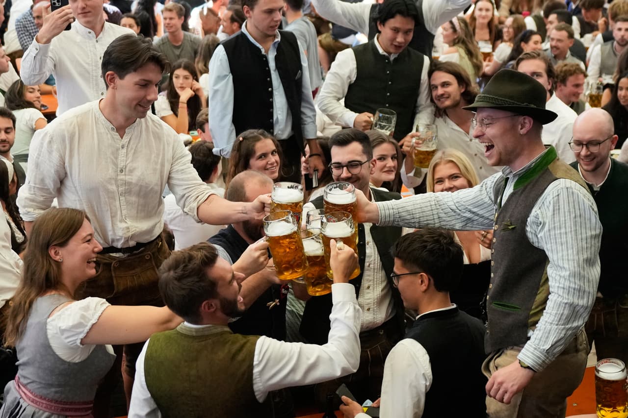 Los visitantes celebran tras la inauguración de la 191.ª edición del festival de la cerveza Oktoberfest en Múnich, Alemania, el sábado 19 de septiembre de 2026.