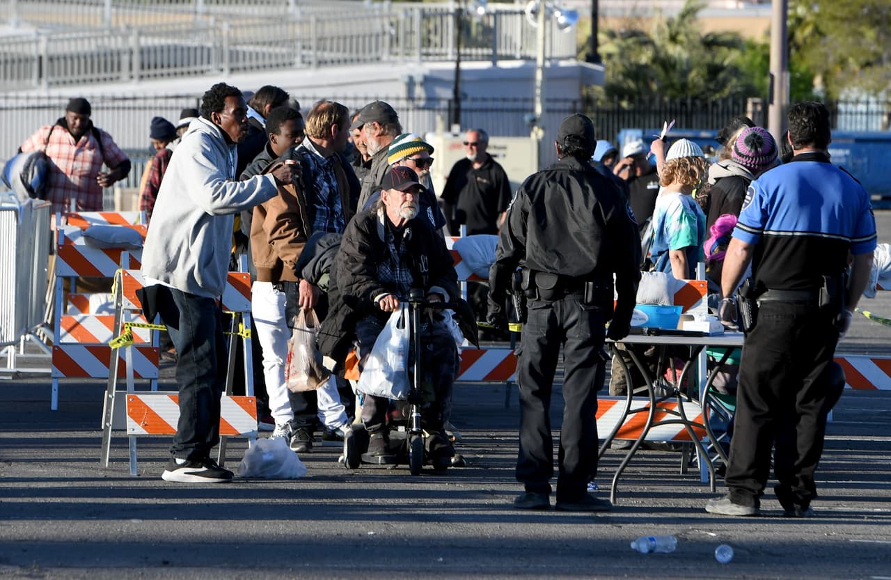 Según informa 
<a href="https://www.cnn.com/2020/03/30/us/coronavirus-las-vegas-homeless-cashman-center-trnd/index.html" target="_blank">CNN</a> el refugio para personas sin hogar de Catholic Charities de ese área de Nevada que daba alojamiento a muchas personas sin hogar cerró temporalmente porque un 
<i>'homeless' </i>dio positivo a la prueba de coronavirus la semana pasada.