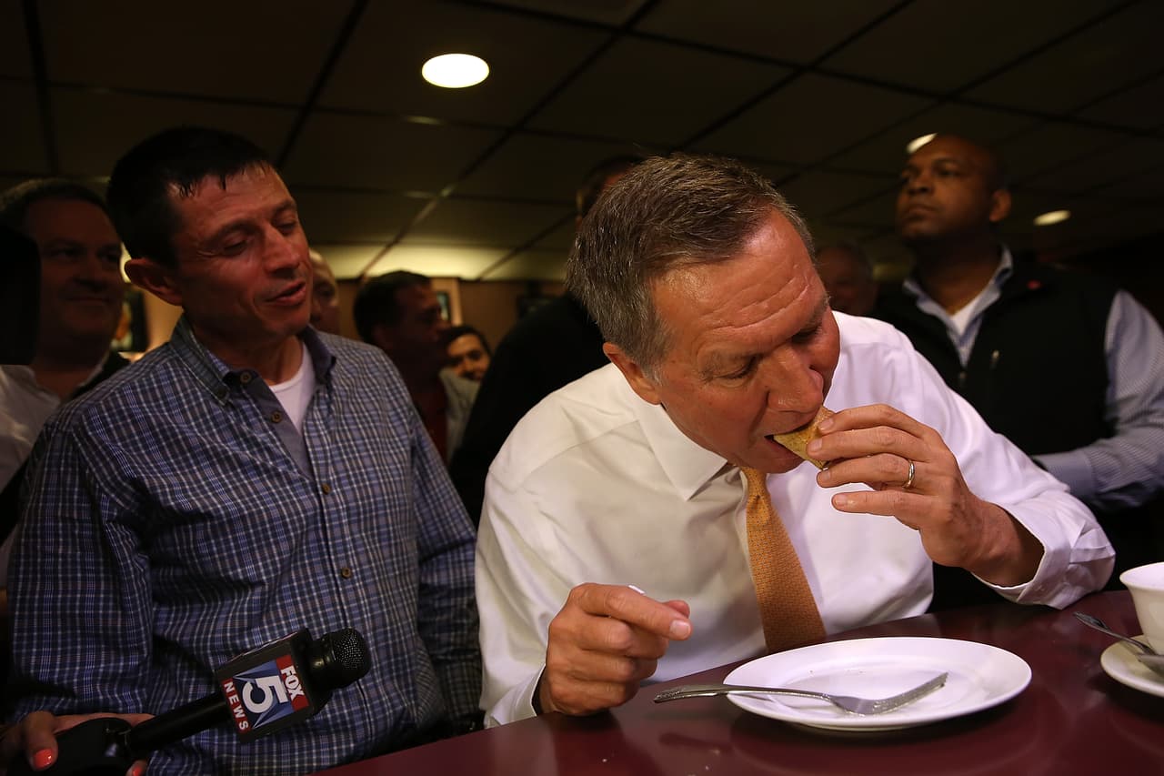 Una "mordidita" a una milhoja de manzana mientras los periodistas lo entrevistan en el restaurante PJ Bernstein Deli de Nueva York.