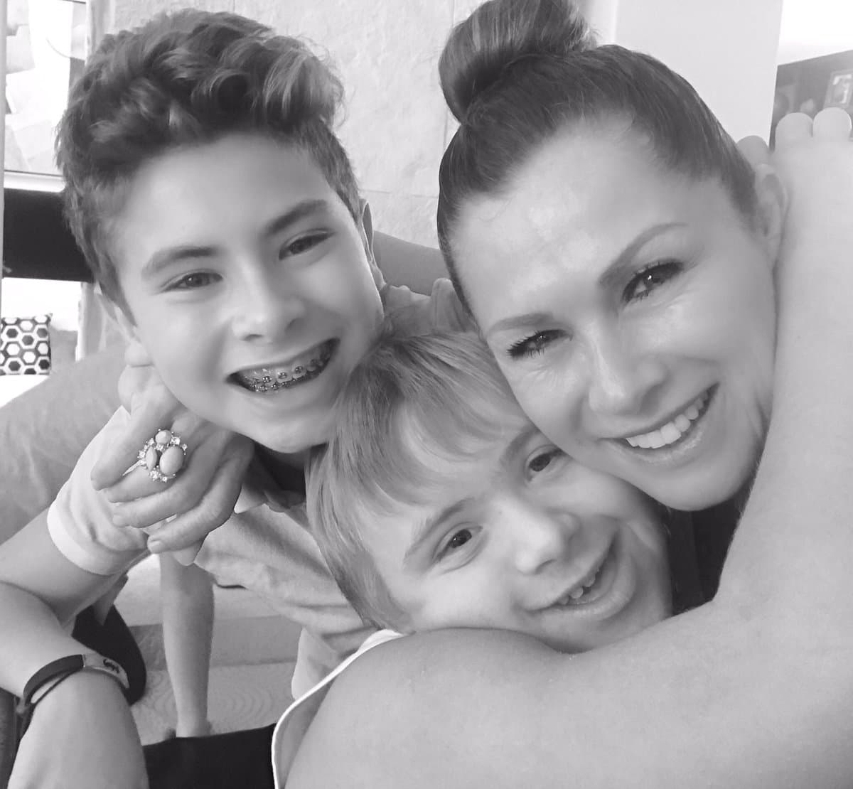 Luego la actriz Leticia Calderón, exesposa y madre de dos de los hijos del abogado arrestado, publicó un mensaje en su cuenta de Twitter ante los contactos que ha recibido tras el arresto.