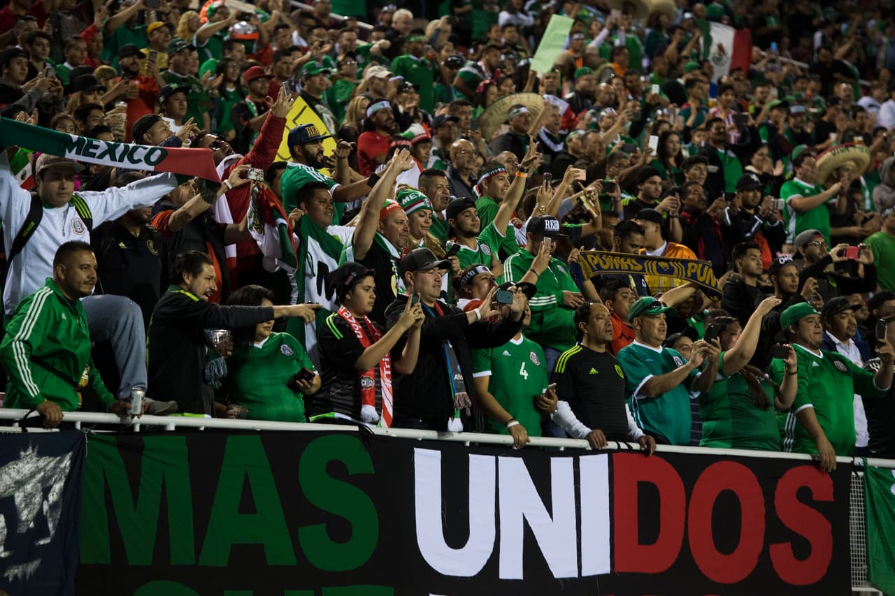 Los fanáticos mexicanos prendieron la fiesta en Las Vegas en medio del amistoso contra Islandia. Disfraces, colorido, amigos, familias, bellas mujeres y hasta música fueron parte del colorido de los presentes. Hubo un mensaje de unidad latinoamericana.