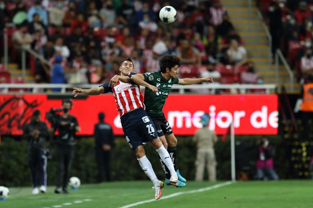 El primer tiempo careció de emociones y presentó un ritmo trabado con ambos equipos buscando la fórmula para adelantarse en el marcador.