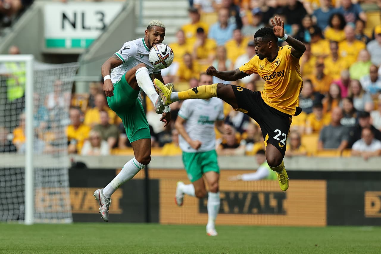 Ruben Neves adelantó a los Wolves con un golazo, pero Allan Saint-Maximin emparejó las acciones en la agonía con otro golazo. Raúl Jiménez marcó un gol, pero el VAR arruinó el festejo al anularlo.
