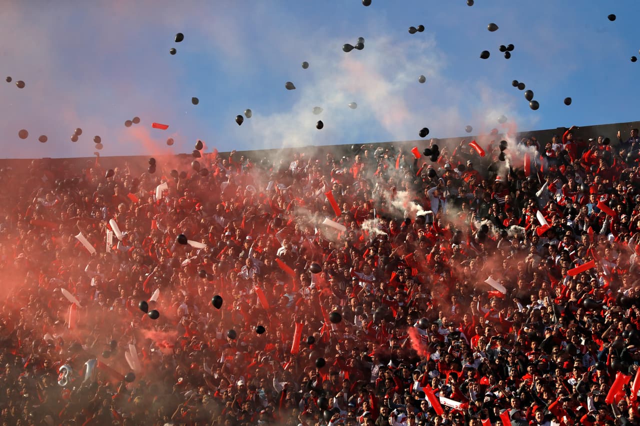 Y habrá que hablar del rival de toda la vida, los del barrio bonito de Buenos Aires, River Plate, con una afición que alienta, pero que recrimina cuando hay que hacerlo.
