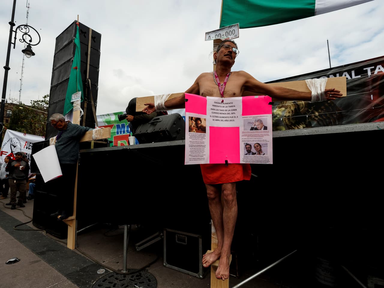 Entre las peticiones que realizaron los taxistas está que "el Gobierno actúe conforme a la ley y no permita que empresas trasnacionales transgredan la legalidad en materia de transportes".