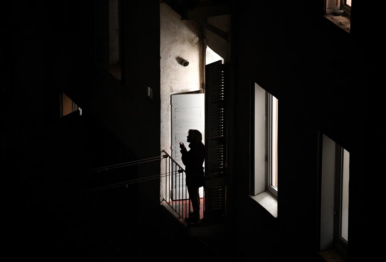 Una persona aplaude desde el balcón a los empleados de atención médica en Marsella, sur de Francia. Muchos trabajadores independientes sufren profesionalmente por el encierro, incluidos los músicos cuyas funciones se han cancelado.