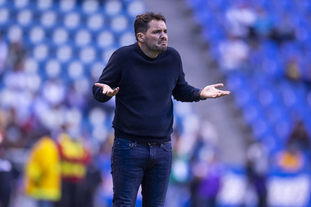 Larcamon solicitaba explicaciones al silbante.