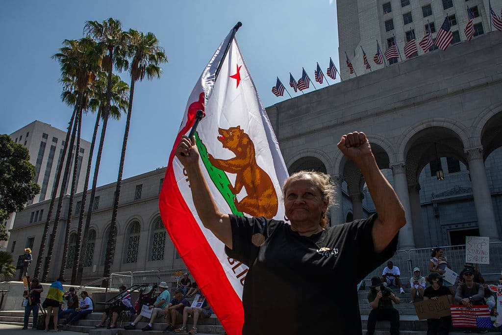 <b>El Movimiento 50501</b>, que se opone al presidente Donald Trump y a las políticas de su administración, coordinó las manifestaciones pacíficas a través Estados Unidos, 'Rage Against the Regime' o 'Rabia contra el régimen'.
<br>
<br>Se trató del noveno "día nacional de acción" que convocan este año, con el propósito de 
<b>ayudar a canalizar la decepción y el coraje </b>frente a los cambios que transforman al país.