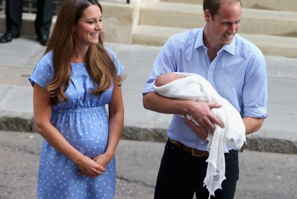 George, llegó al mundo de la monarquía en un tiempo en el que las tradiciones más radiacales se dejaron de lado, pero se mantuvo la solemnidad y sobriedad del evento. Kate y William se mostraron muy abiertos con los medios y contentos por el entusiasmo que causó su bebé.