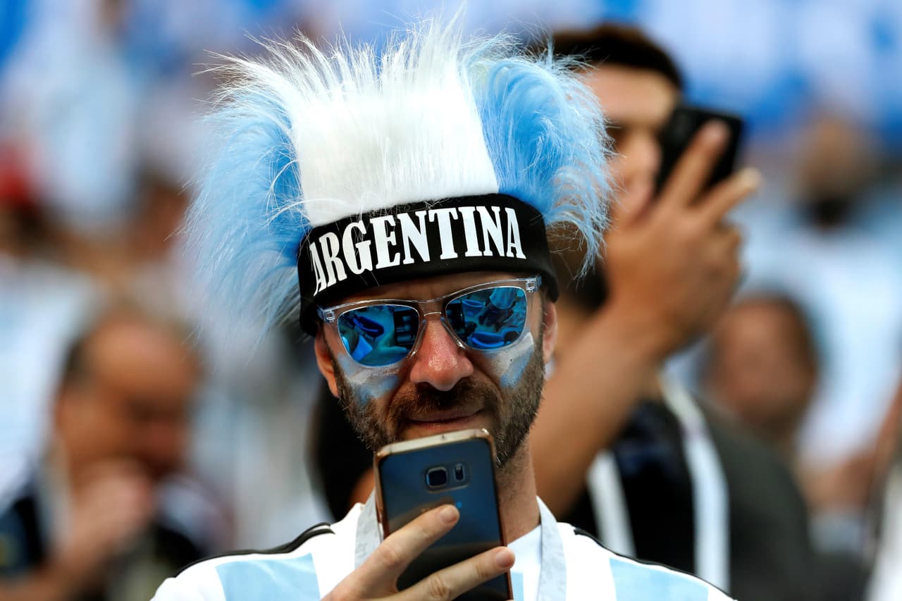 Los fanáticos de Argentina inundan de pasión el partido contra Nigeria en un encuentro de alegría y colorido en el tercer y definitivo partido del grupo D del Mundial Rusia 2018.