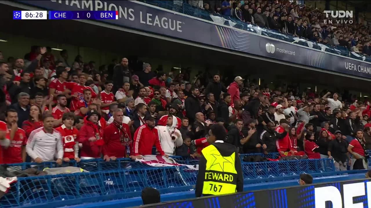 ¡TIRO ATAJADO! disparo por Nicolás Otamendi.