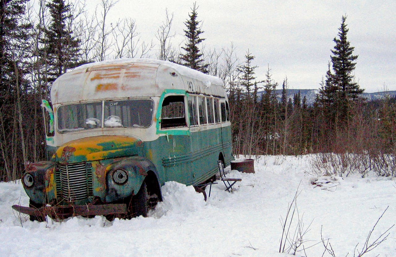 Esta foto de archivo del 21 de marzo de 2006 muestra el autobús abandonado donde Christopher McCandless murió de hambre en 1992 en Stampede Road, cerca de Healy, Alaska.