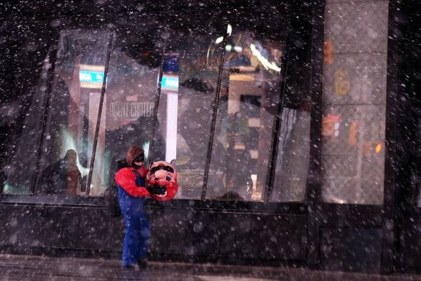 La ciudad que nunca duerme, hoy es azotada por una tormenta que no sólo la ha paralizado, sino que ha dejado a miles varados en aeropuertos nacionales e internacionales. Impresionantes las estampas de #NuevaYork el 26 de enero de 2015, una día para la historia de la 'Gran Manzana'
