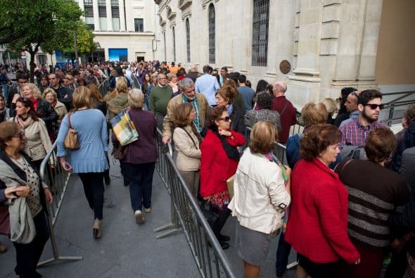 A las afueras, así se veía la gente esperando su turno para despedirse de la Duquesa.