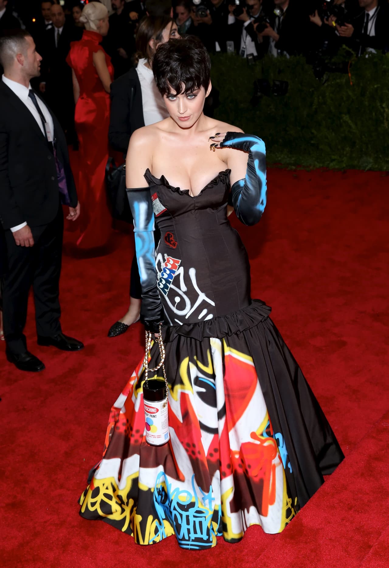 Katy Perry lució el cabello corto y ondulado en el Met Gala de mayo de 2015.