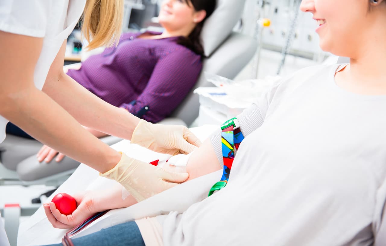 <b>Puedes donar varias veces al año. </b>Contrario a lo que pudieras imaginar, puedes donar sangre m´ás de una vez al año. Los hombres pueden hacerlo hasta cuatro veces, mientras que las mujeres tres. Entre donación y donación deben pasar como mínimo dos meses.