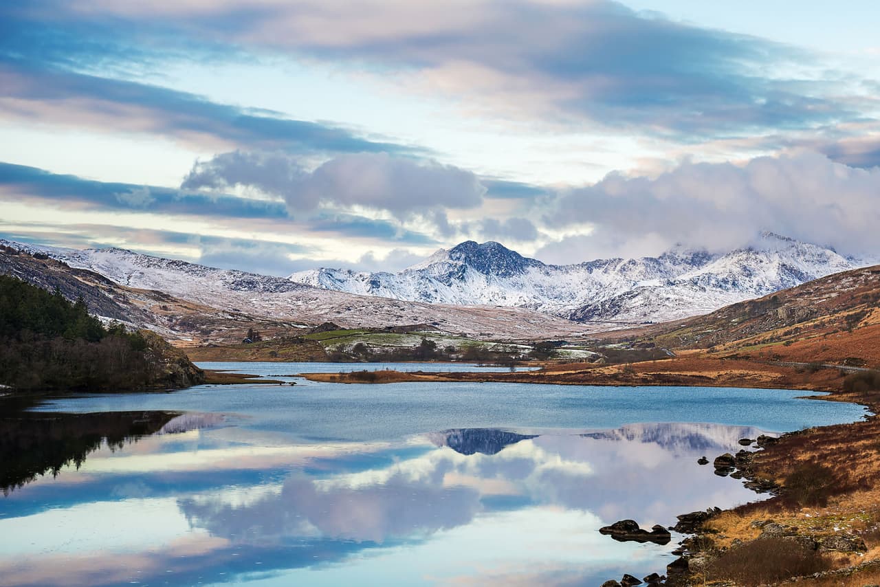 <b>Puesto 7. Snowdon, Gales</b>
<br>
<br>El Parque Nacional de Snowdonia, en el norte de Gales, atrae a miles de visitantes cada año. La montaña Snowdon se eleva 1,085 metros sobre el nivel del mar, y los excursionistas se ven recompensados con impresionantes vistas de Snowdonia, Pembrokeshire, Anglesey e Irlanda.
<br>