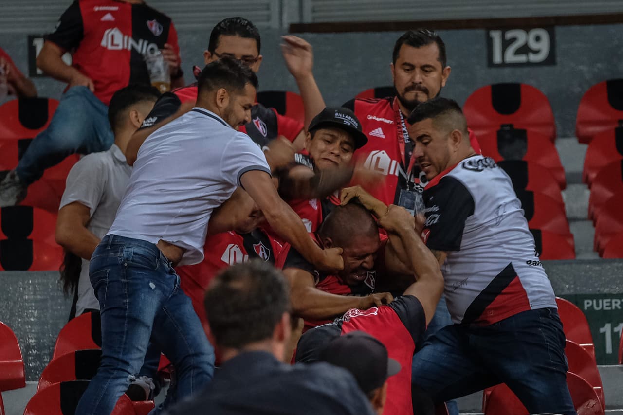Al terminar el partido algunos fanáticos de Atlas se fueron a los golpes dentro del Estadio Jalisco.