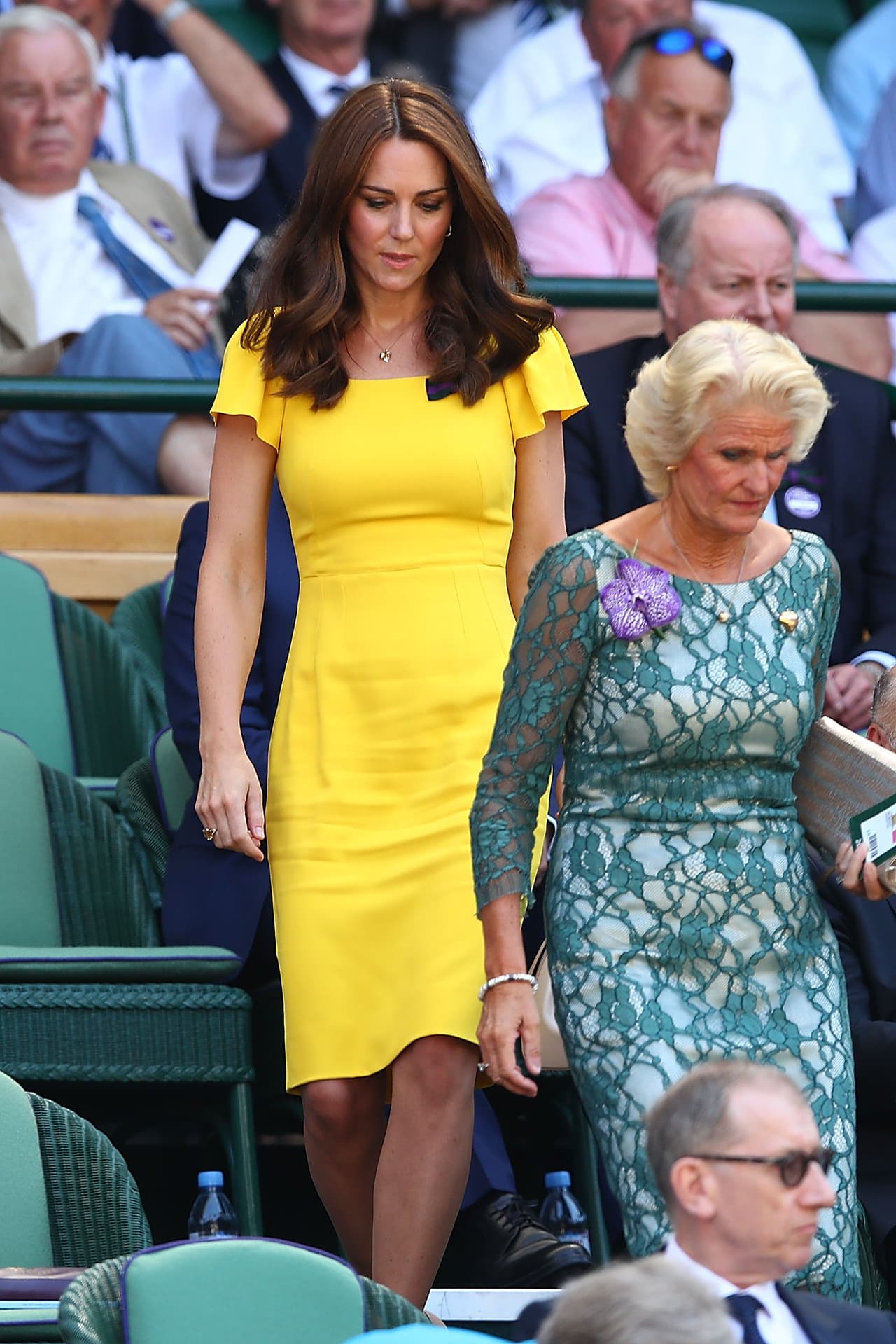La pieza de Middleton, en cambio, costó 1,256 dólares, de acuerdo al portal 
<a href="https://www.net-a-porter.com/us/en/product/808378/Dolce_and_Gabbana/crepe-dress?cm_mmc=LinkshareUS-_-TnL5HPStwNw-_-Custom-_-LinkBuilder&siteID=TnL5HPStwNw-Li91wfsEVG8WYw55TqJ0Tg&Skimlinks.com=Skimlinks.com">Net-a-Porter</a> en el que todas las tallas aparecen agotadas.