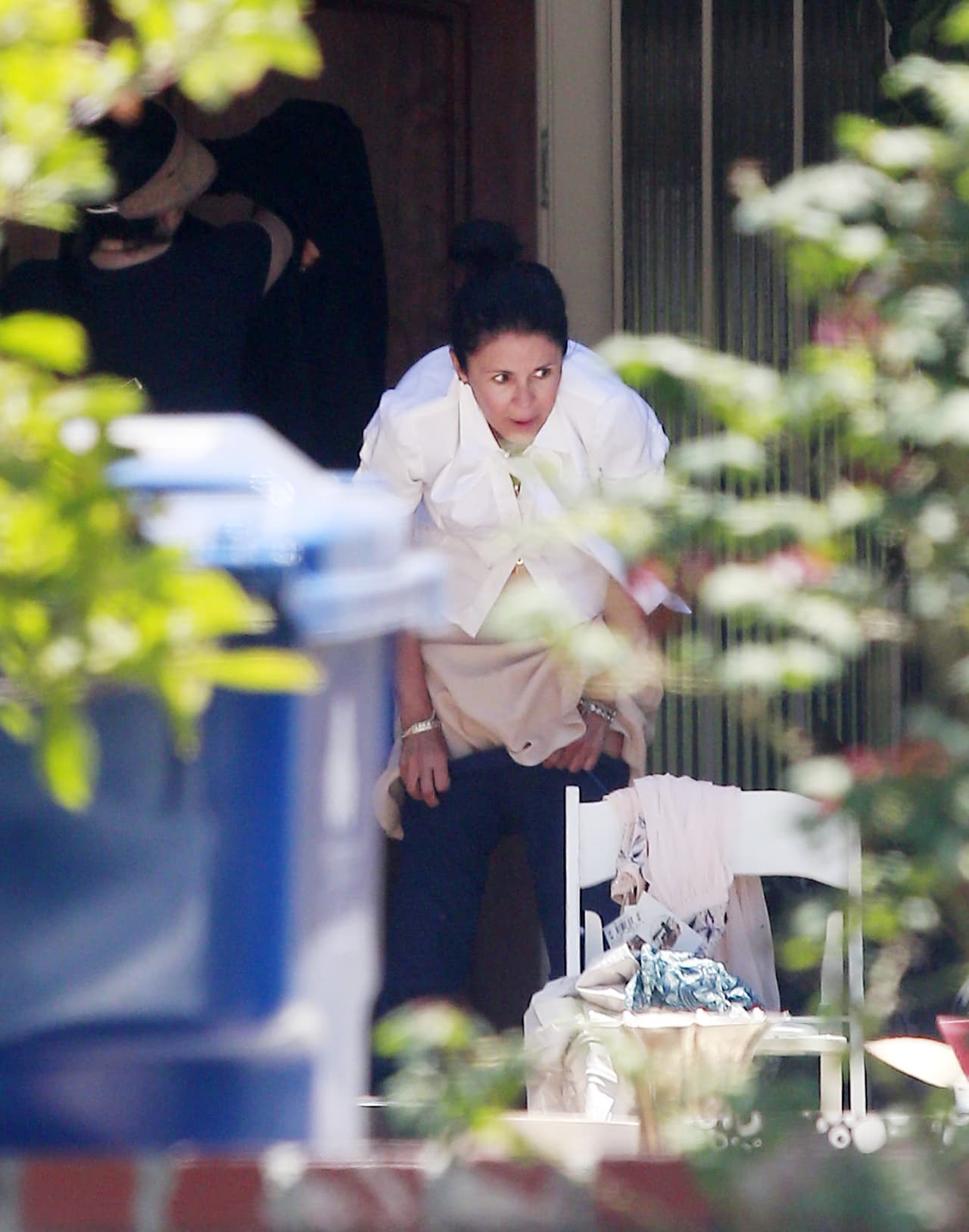 Sin ningún pudor se probó una falda en plena calle.