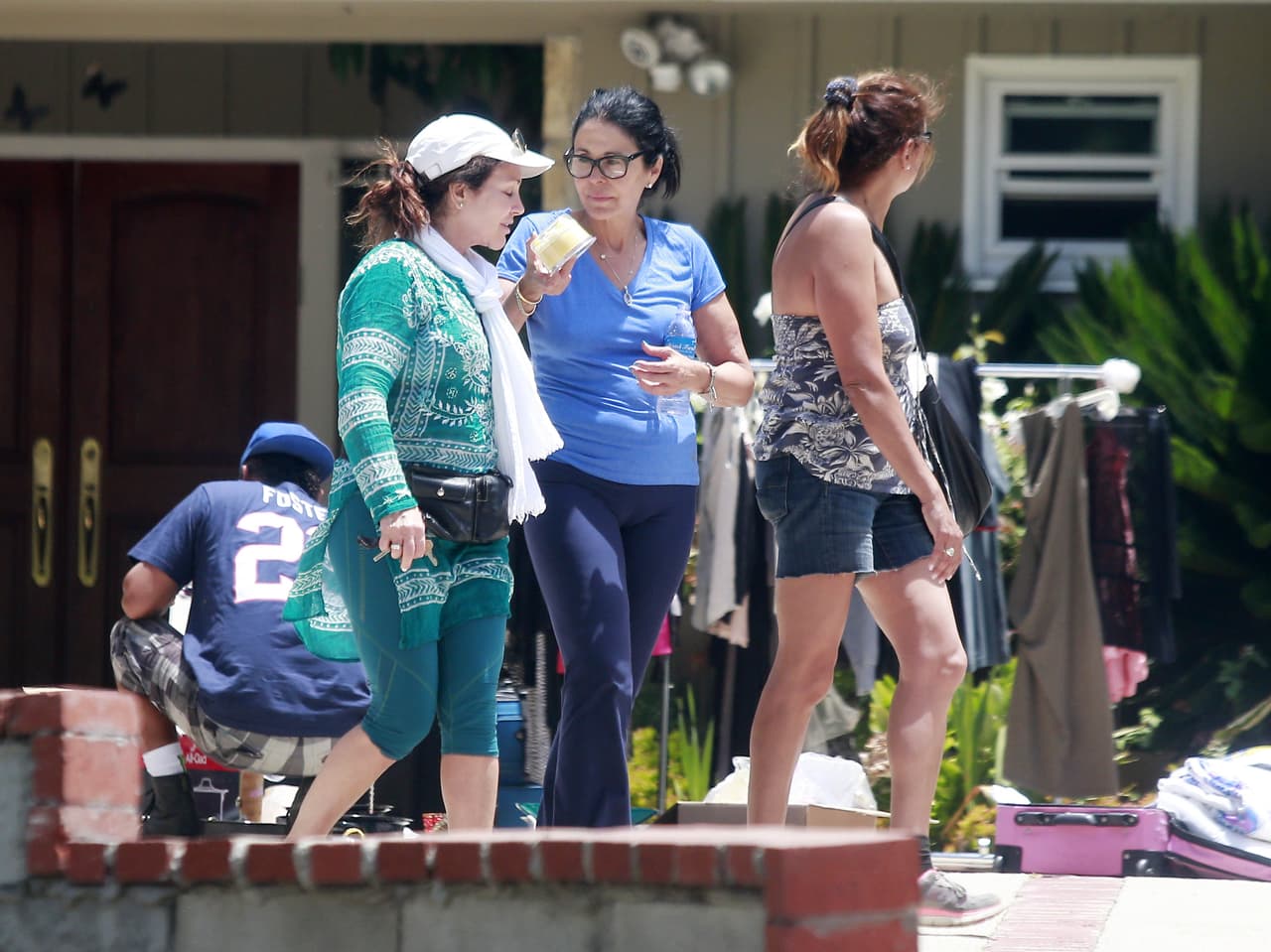 Los paparazzi captaron a María Conchita en una venta de garage en compañía de unas amigas.