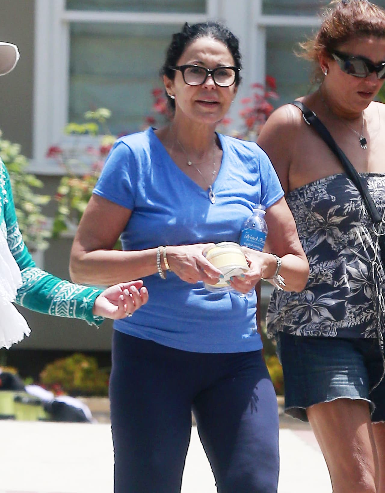 Al final, después de tanto probarse ropa, María se retiró con las manos vacías.