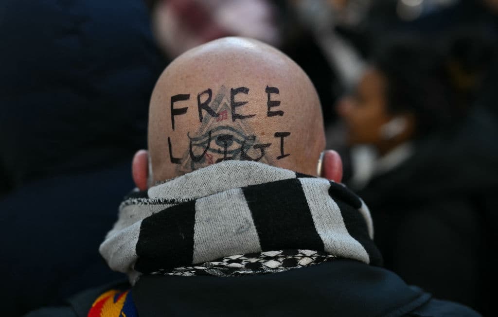 <b>Apoyo y comunidad - </b>Mangione destaca el apoyo recibido de diversas fuentes. Sus amigos y familia forman el núcleo de su red, mientras que también agradece a los "amigos de amigos" y las numerosas personas talentosas que ha conocido debido a su situación. La comunidad global que lo apoya se evidencia en las miles de cartas recibidas de más de 40 países, procesadas por el departamento de correo del MDC.