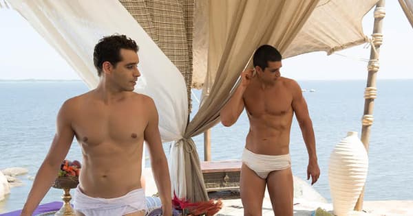 Moisés logró demostrarle su amor hasta convencerla de comenzar una relación amorosa. Nefertari, aunque también sentía algo por Ramsés, dejó a un lado esos sentimientos.