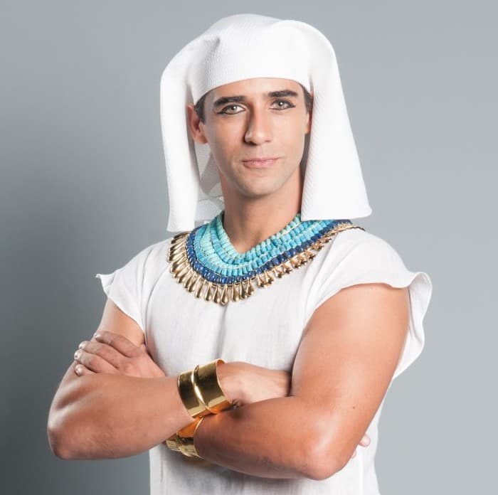 Y el joyero del rey, Uri, quien tiene sangre hebrea, no se queda atrás. Tiene unos ojazos.