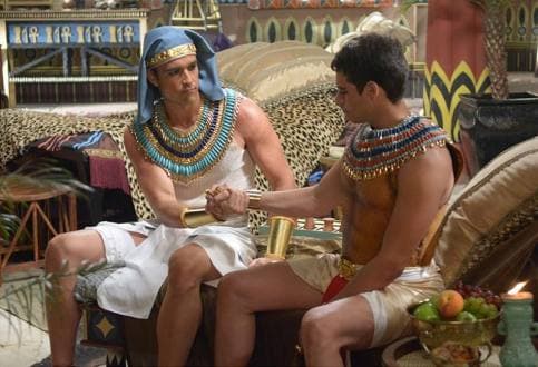 Ramsés y Moisés se criaron como buenos amigos, pero mucho más todavía, como si fueran hermanos. Protagonizada por Guilherme Winter, Sérgio Marone y Camila Rodrigues, la trama comienza en la ciudad de Pi-Ramsés, en Egipto, aproximadamente en el año 1.300 A.C., cuando el poderoso faraón Seti I ordena asesinar a todos los recién nacidos de sexo masculino.