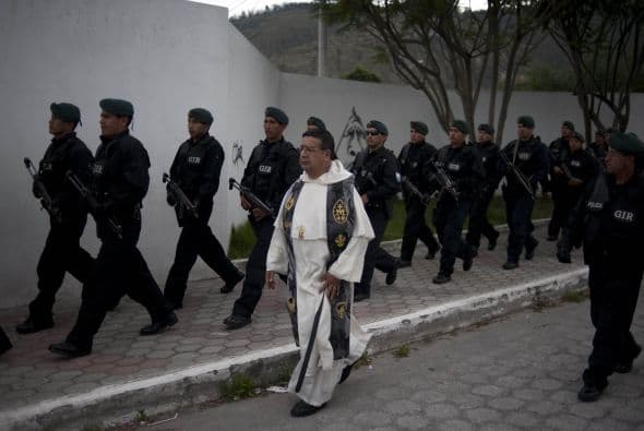 El Gobierno de Ecuador ha cambiado toda la dirección de la Policía del país, de la que han salido seis generales. "Ahora hay una nueva cúpula", compuesta por cuatro generales de menor antigüedad que los militares que abandonaron la Policía, indicó el funcionario.