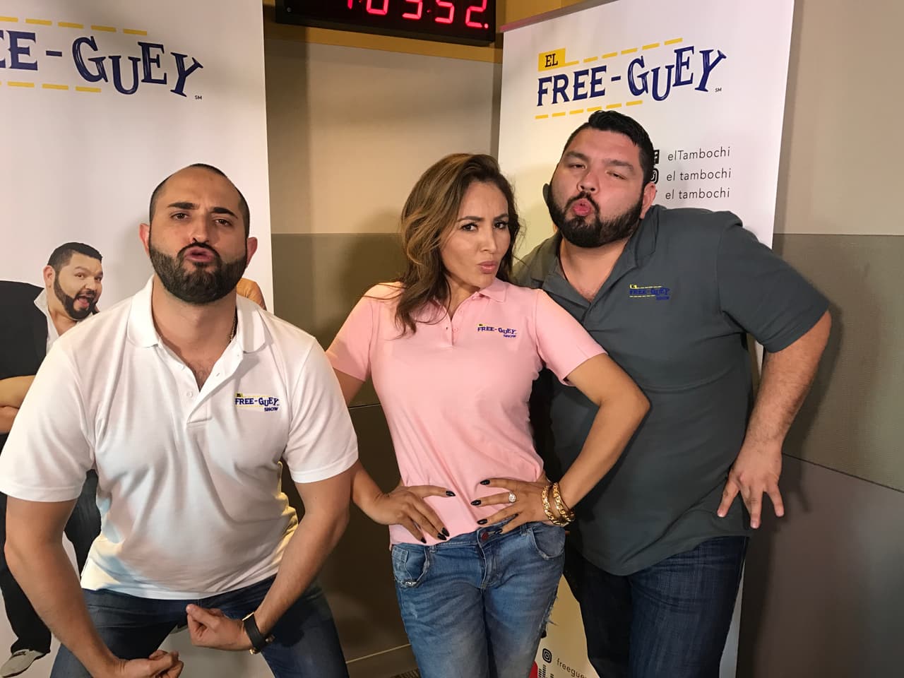 ¡Besitos para los mejores radio escuchas del mundo!