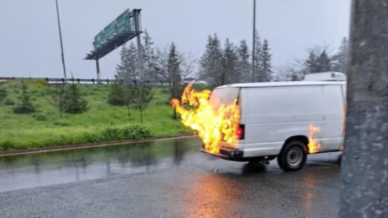 Los bomberos extinguieron el fuego y localizaron varias bolsas de basura de 55 galones llenas de “batido” de marihuana empapadas en butano.
<br>