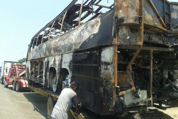 El autobús se calcinó al instante. Imagen tomada de Twitter.