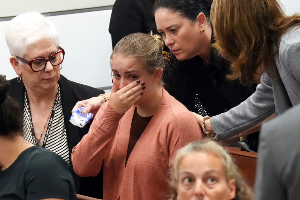Meghan Petty da su declaración durante la audiencia de sentencia contra Nikolas Cruz, en el juzgado del condado de Broward en Fort Lauderdale, Florida, el martes 1 de noviembre de 2022. Su hermana, Alaina, fue asesinada en el tiroteo de 2018.