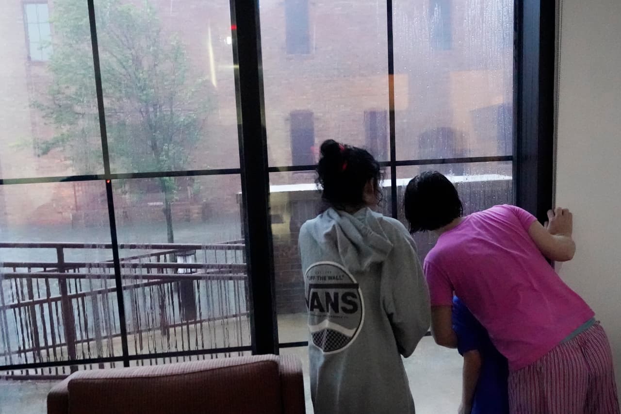 Huéspedes de un hotel observan las inundaciones en Pensacola. El fenómeno meteorológico toco tierra con fuerza de huracán categoría 2 y se está desplazando muy lentamente, a unas 2 millas por hora, lo que podría agravar las inundaciones.