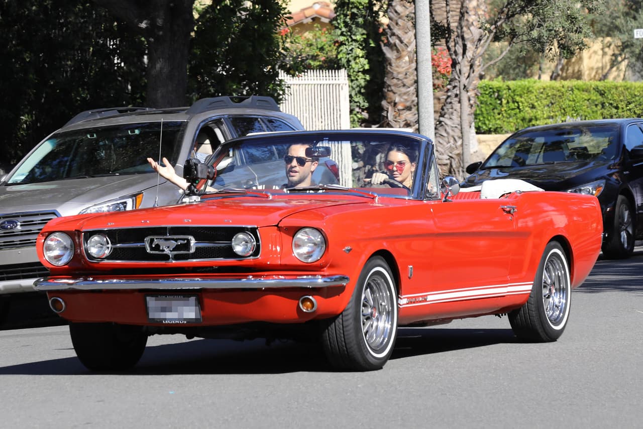 Kendall Jenner con su nuevo Mustang