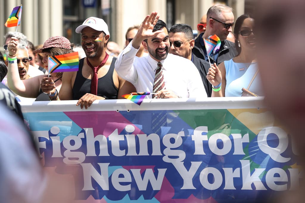 Hubo múltiples 
<b>líderes políticos </b>participando del 
<b>Desfile de Orgullo LGBTQIA+</b>, como 
<b>el alcalde de la ciudad de Nueva York, Zohran Mamdani</b>.
<br>Cabe recordar que el ex dirigente de Venezuela, 
<b><a href="https://www.univision.com/noticias/america-latina/posponen-audiencia-de-maduro-en-corte-en-nueva-york-ante-pedido-de-fiscales" target="_blank">Nicolás Maduro, al igual que su esposa Cilia Flores, están presos en Brooklyn</a></b>, uno de los 5 condados que componen la ciudad liderada por Mamdani.