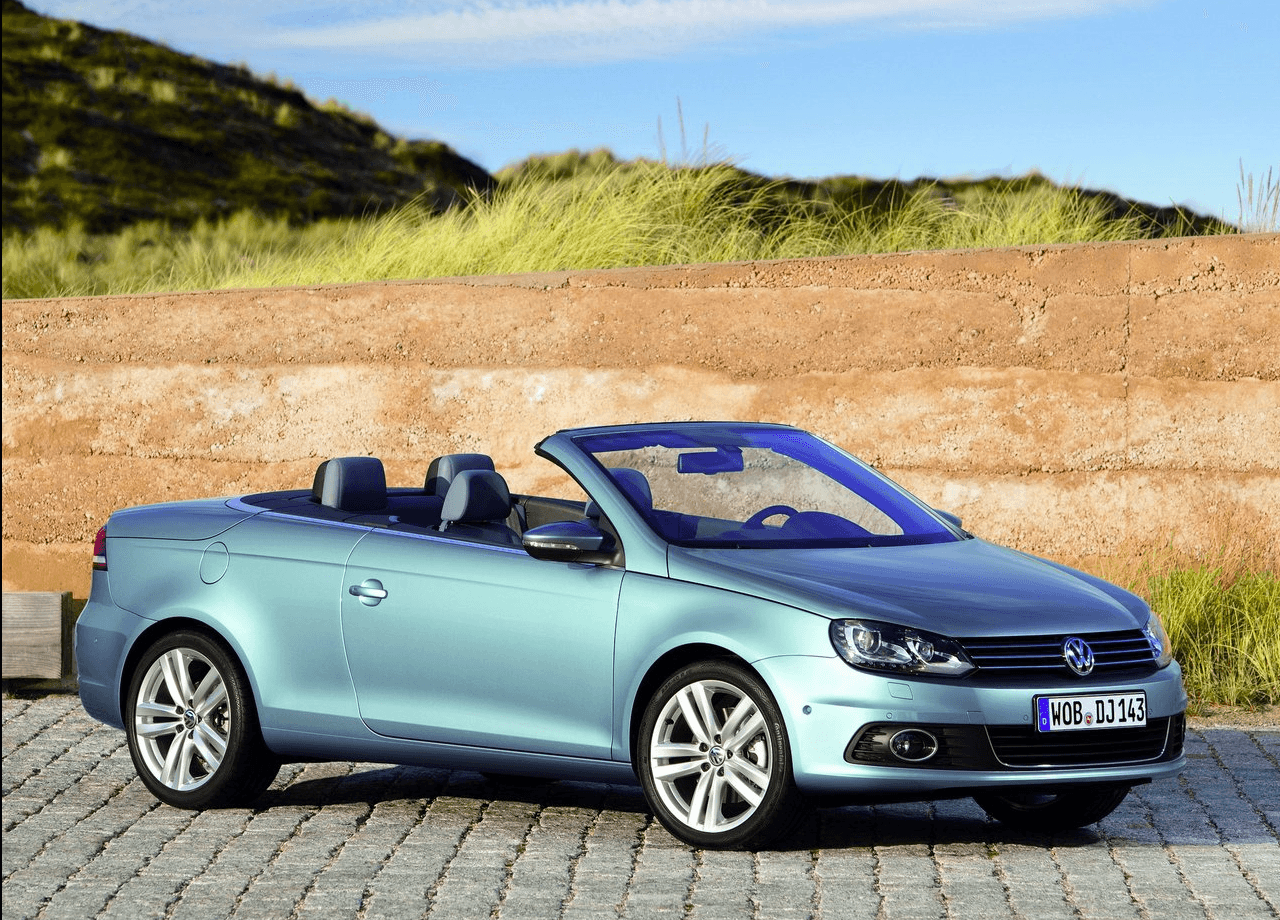 <b>Volkswagen Eos</b> (2016-2016) El último auto en esta lista (publicada en órden alfabético) fue el primero en desaparecer, los modelos 2016 del Eos se agotaron el pasado mes de mayo. El Eos fue una de los pocos convertibles económicos compactos de techo metálico retráctil que llegó de Europa, donde fueron muy populares durante la década pasada. Llegó como reemplazo del popular
<b>Golf Cariolet</b> con el que se comparaba muy favorablemente. Sin embargo esta no fue razón suficiente para justificar la inversión en un reemplazo. El público nunca adoptó al EOS con entusiasmo y sus ventas sufrieron el manos de las del
<b>Beetle Convertible</b>, el cual es ahora el único auto descapotable en la alineación estadounidense de la marca alemana.
<br>