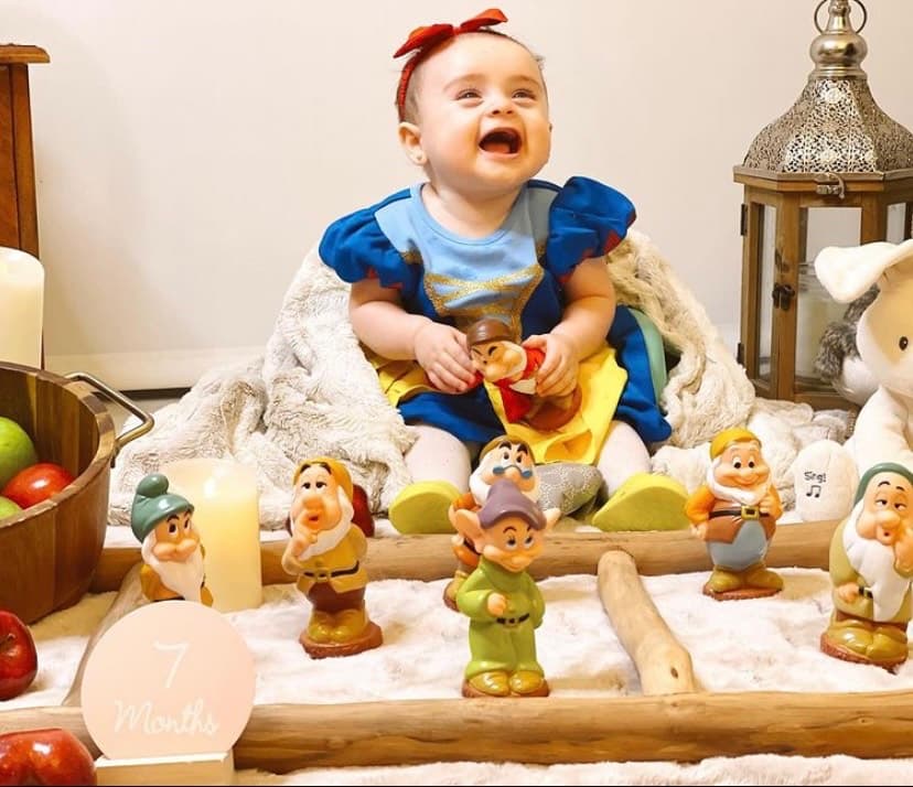Casi desde el primer día de su vida, Megan ha demostrado que vino a este mundo para sonreír; más si se trata de celebrar sus primeros siete meses de vida vestida de Blanca Nieves.