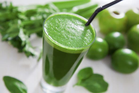 La espinaca tiene nutrientes que ayudan a mantener la vista saludable. Además, contiene vitaminas A y K, detalla el sitio del Consejo de Productos Lácteos de California. Por si fuera poco, es baja en calorías.