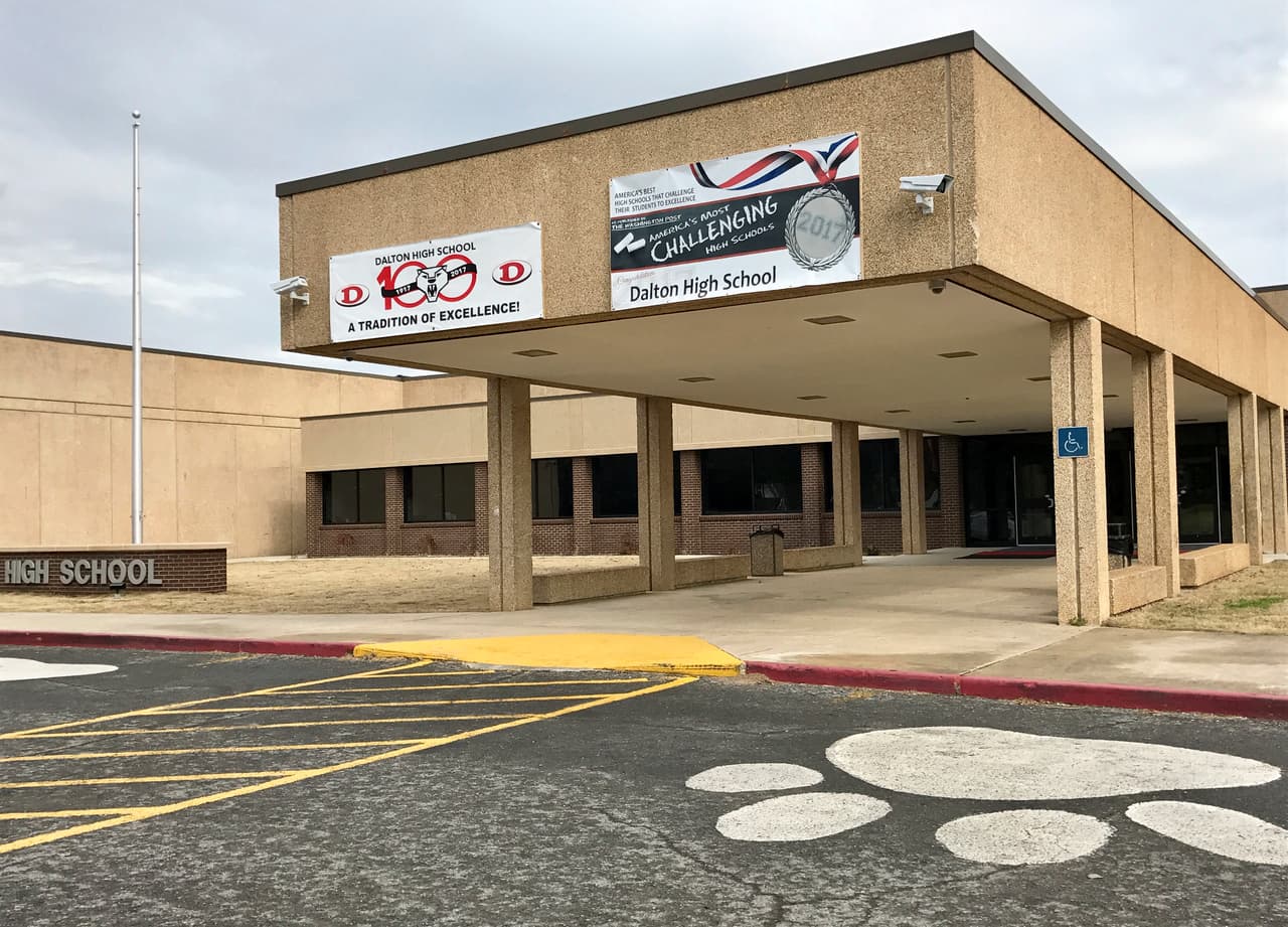 Detienen a un profesor en una secundaria de Georgia luego de que disparara su arma